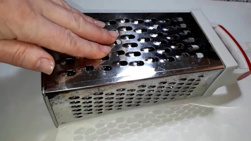 Буде терти як нова. Простий та швидкий спосіб нагострити терку підручними засобами