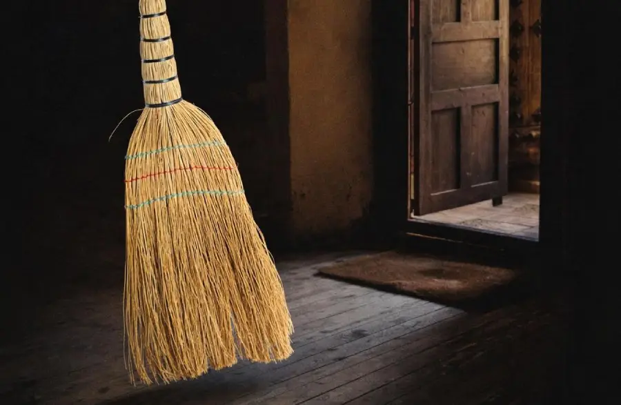 Чому ніколи не можна замітати увечері: прикмети, якої дотримуються всі мудрі господині