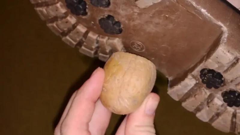 Щоб взуття не було слизьким, потрібно підошву протерти цим засобом