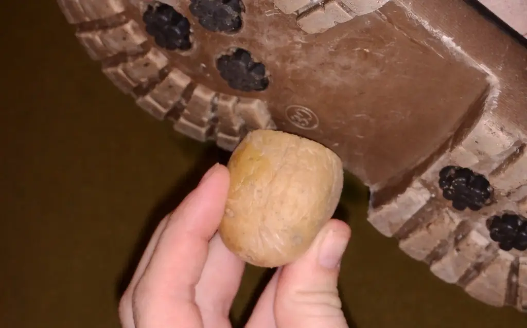 Щоб взуття не було слизьким, потрібно підошву протерти цим засобом