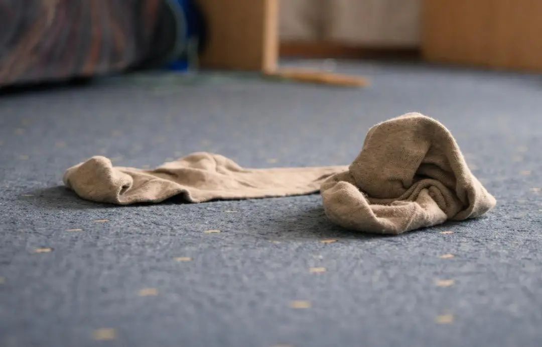 Дуже погана прикмета: чому не можна зберігати шкарпетки на підлозі, особливо біля ліжка