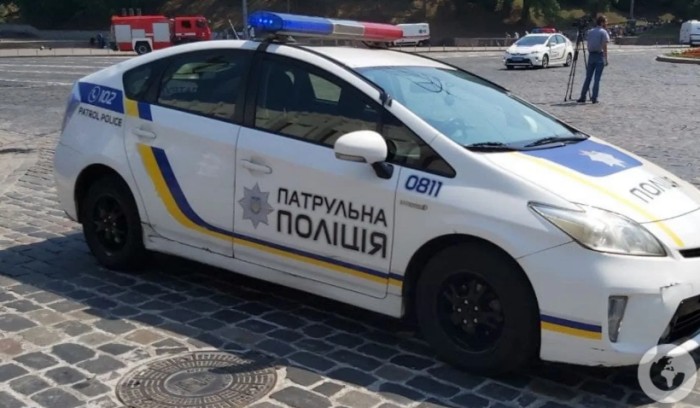 У Києві поліцейські оригінально покарали водія, який об’їжджав затор по зустрічній смузі. Відео