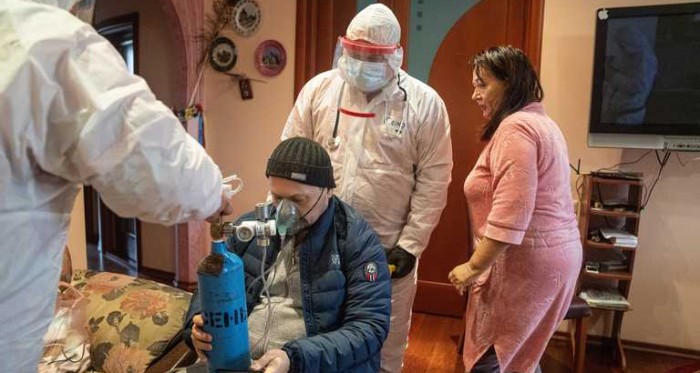 Від COVID-19 вмирають 40% пацієнтів реанімацій Києва: лікарі показали страшні фото з «передової»