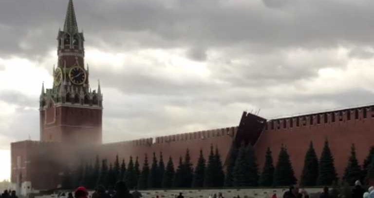 У Москві через сильний вітер відпав кусок муру Кремля: епічне відео