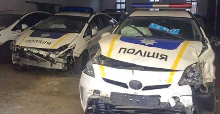 П’яний львівський реабілітолог розбив 4 поліцейські авто та помочився під відділком