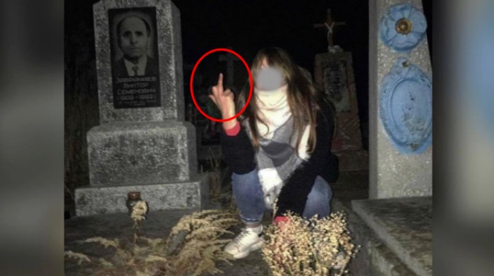 Показувала середній палець на тлі могил: на Волині дівчина влаштувала фотосесію на кладовищі