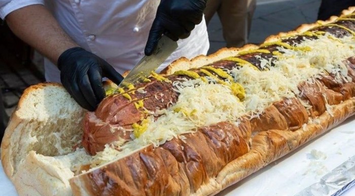 У Харкові приготували найбільший в Україні хот-дог: фото велетня