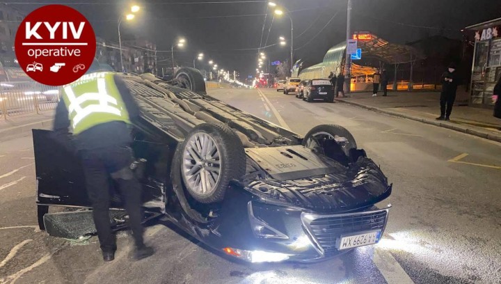 У Києві хлопець, втікаючи від бійки, загинув під колесами авто (фото, відео)