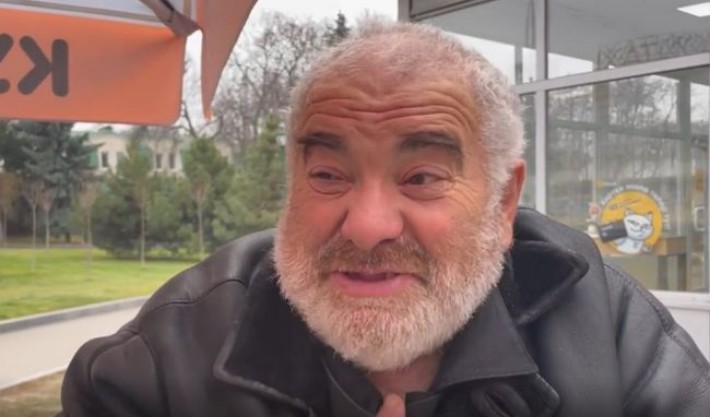 У Харкові бездомний дідусь став зіркою соцмереж, записавши зворушливе відео