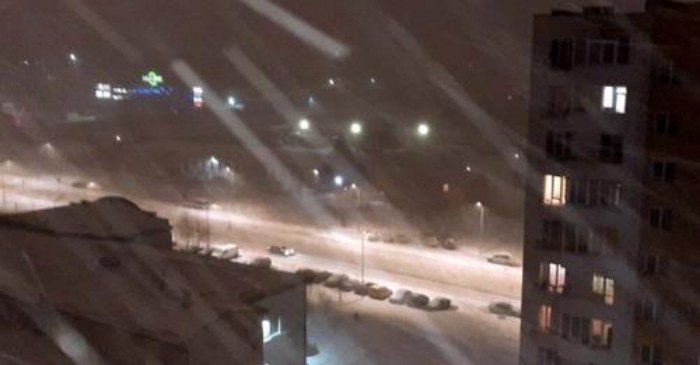 У Львові випав крижаний сніг та вдарила блискавка із громом (відео)