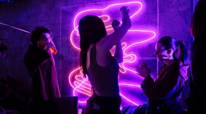 У барі Дніпра дівчата влаштували інтимне шоу: мало не дійшло до сексу (відео 18+)