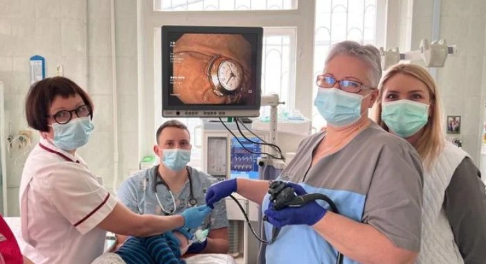 Проковтнув сімейну реліквію: у Києві лікарі витягли зі шлунка дитини годинник