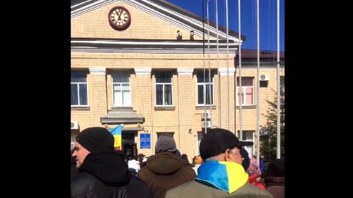 Жителі Скадовська вийшли на мітинг проти окупантів: військові РФ відкрили стрілянину