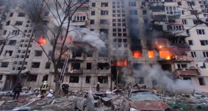 У Києві снаряд влучив у багатоповерхівку: спалахнула масштабна пожежа (фото)