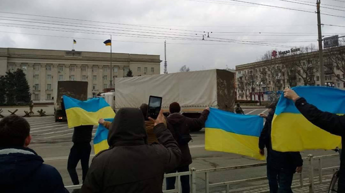 РФ не вдалося роздати «гумдопомогу» у Херсоні: українці з прапорами не торкнулися до подачок ворога