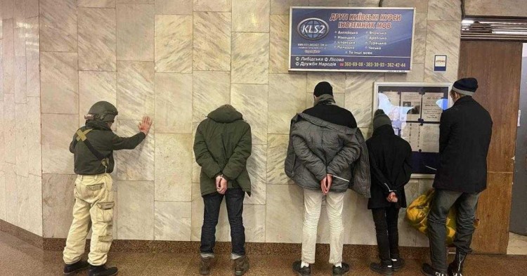 На станції метро в Києві виявили диверсантів – один із них ховав у дитячій іграшці боєприпаси