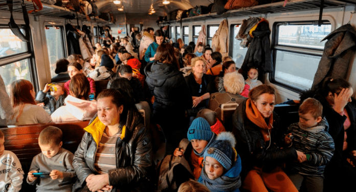 У кожному потязі з Перемишля до Львова і Одеси повертаються біженці
