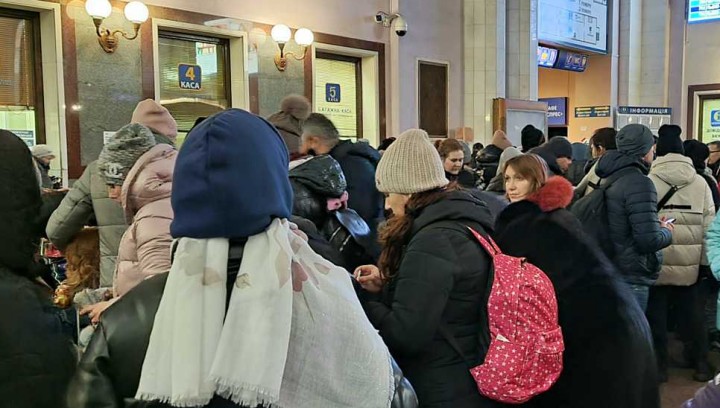Сотні біженців покидають європейські міста та повертаються до України