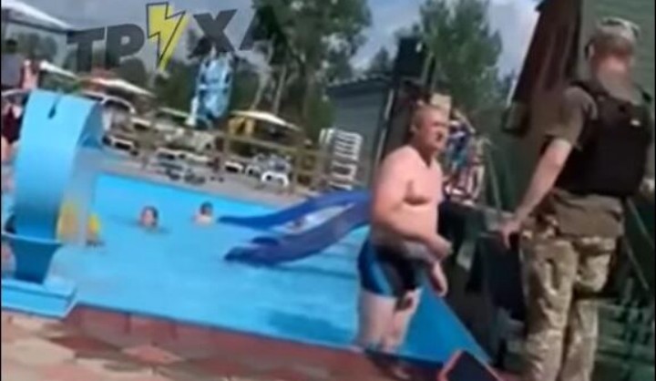 На Закарпатті повістки вручали відпочивальникам біля басейну – соцмережі (відео)
