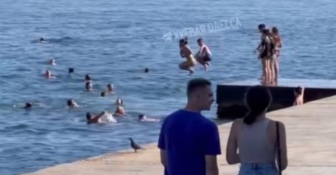 «Програли битву за море»: в Одесі масово купаються на замінованих пляжах на очах у поліції (відео)