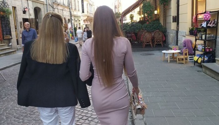 У Львові помітили жінку з іконою на голові (ФОТО)