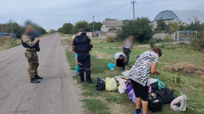 На Херсонщині 12 жителів окупованого села пішки евакуювалися у безпечне від росіян місце