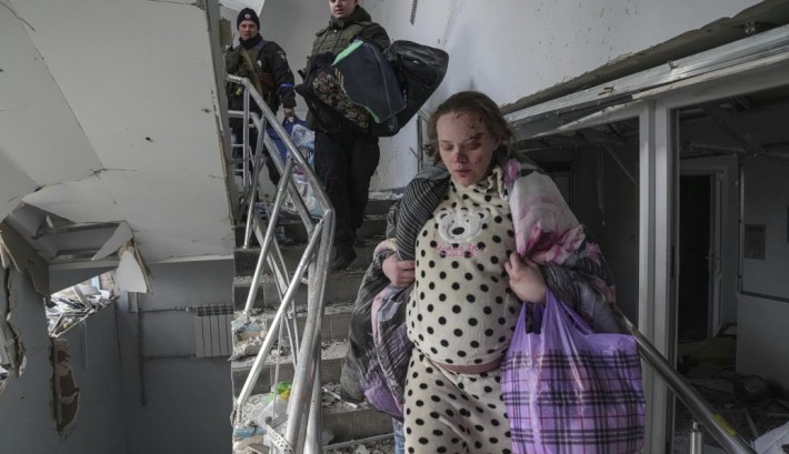 Врятована в Маріуполі вагітна сьогодні бере участь у проросійських заходах і співчуває Дугіній (фото, відео)
