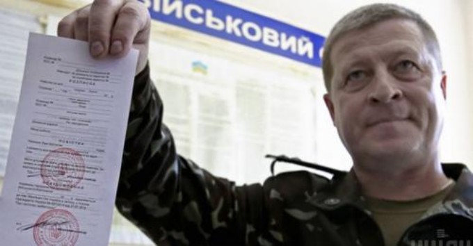 Чи законно вручати повістки в магазинах, ТЦ і на блокпостах – головний військком Києва відповів