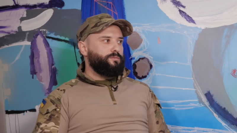 Зірка «Ліги Сміху», який служить в «Азові», пояснив, чому не варто називати армію РФ «чмонями»