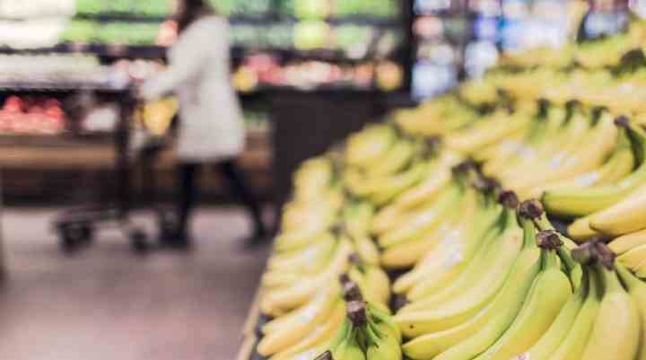 Купила банани «по акції»: у Польщі покарають жінку за помилку на самокасі