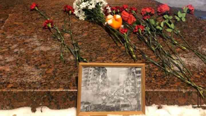 У Москві до пам’ятника Лесі Українки принесли квіти і фото зруйнованого будинку у Дніпрі