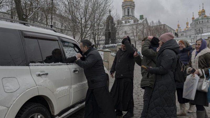 Віряни вигнали комісію, яка прийшла до Лаври: що там відбувається (відео)