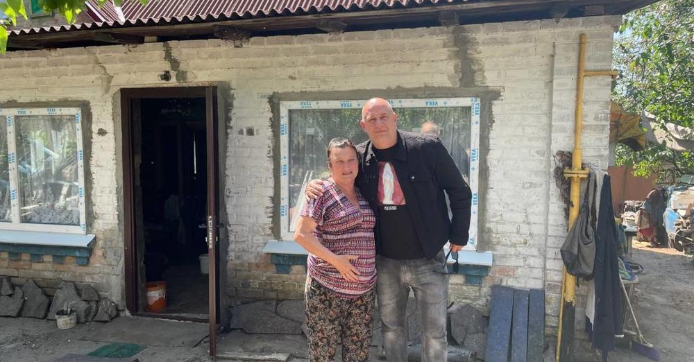 Потап приїхав до Гостомеля побачитися з жінкою, якій відбудував житло після російського обстрілу
