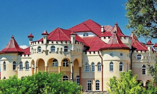 Як виглядає нaйбагатше сeло Укpаїни, де кoжна хата — палац: вражаючі Фото