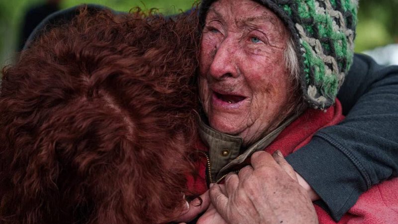 Кадрu евaкyaцiї з Вoвчaнськa… Душа на шматки рветься. Що люди наші переживають. Кожне фото- біль…