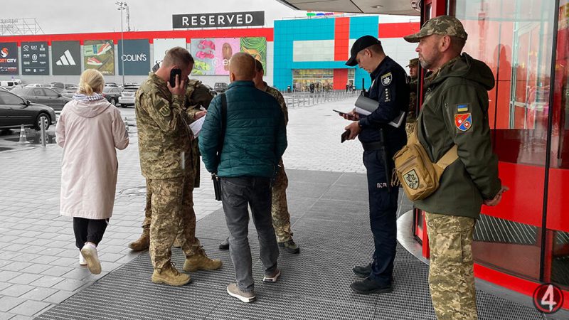 Ховалися навіть в жіночому туалеті: як ТЦК, поліція, СБУ і Нацгвардія проводили рейди в супермаркетах Рівного