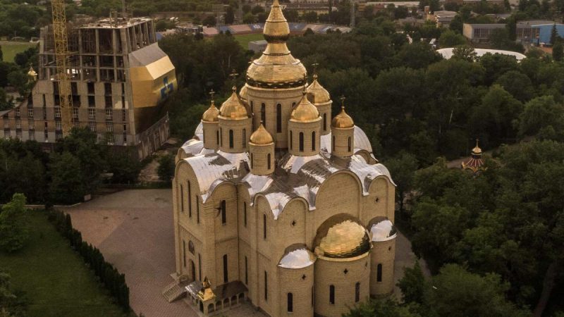 У Черкасах прихожани УПЦ МП захопили собор, який перейшов до ПЦУ: чим все завершилось (відео)