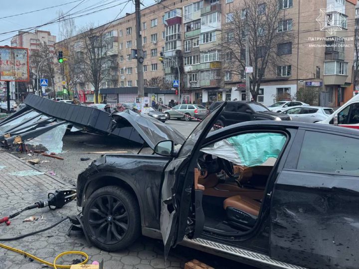 У Хмельницькому автівка влетіла в зупинку, є загиблі