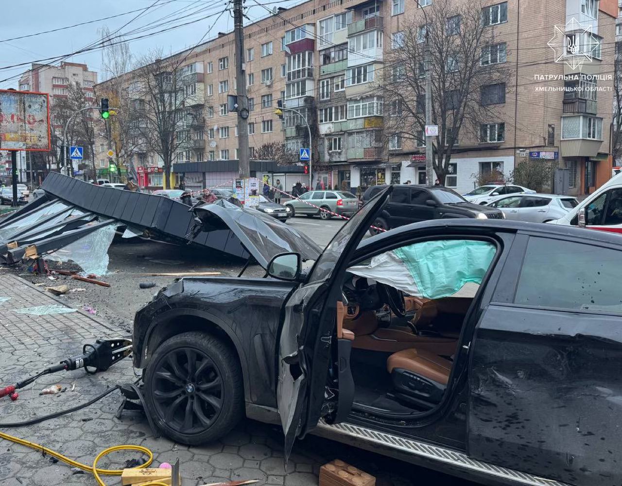 У Хмельницькому автівка влетіла в зупинку, є загиблі