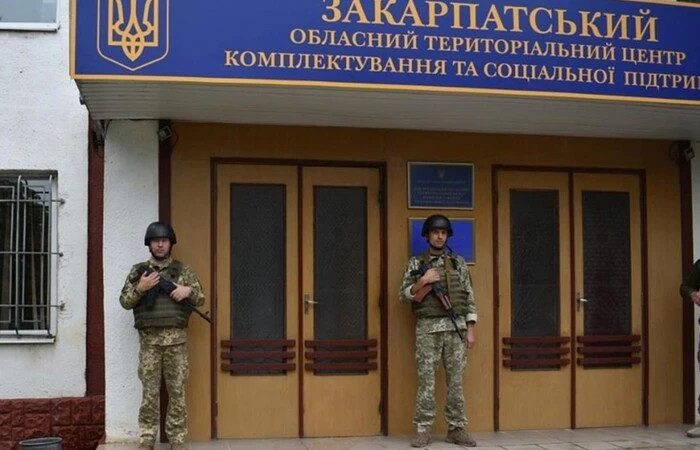 Вкрав 27 тисяч євро: на Закарпатті мобілізований «обчистив» кабінет начальника ТЦК