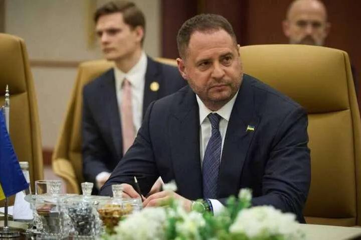 Єрмак приїхав на переговори в Аравію у брендовому костюмі за 170 тисяч (ФОТО)