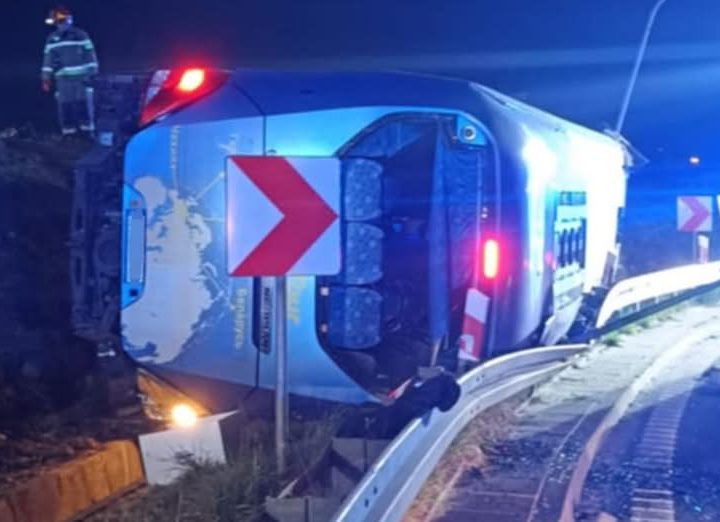 Поблизу аеропорту Варшави перекинувся автобус з українцями, є постраждалі у важкому стані