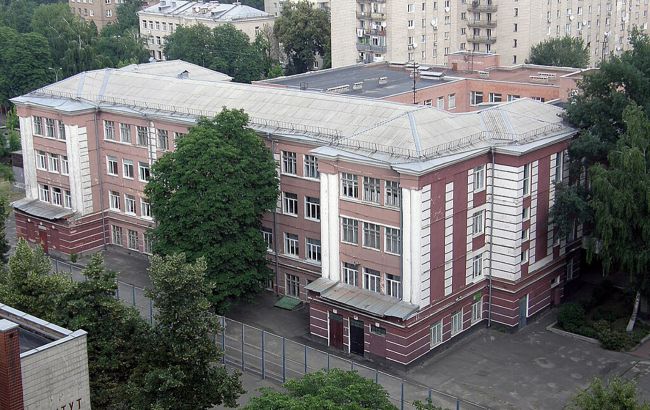 «Не дозволяю»: у Києві скандал — директорка гімназії не пускала дітей у шортах (відео)