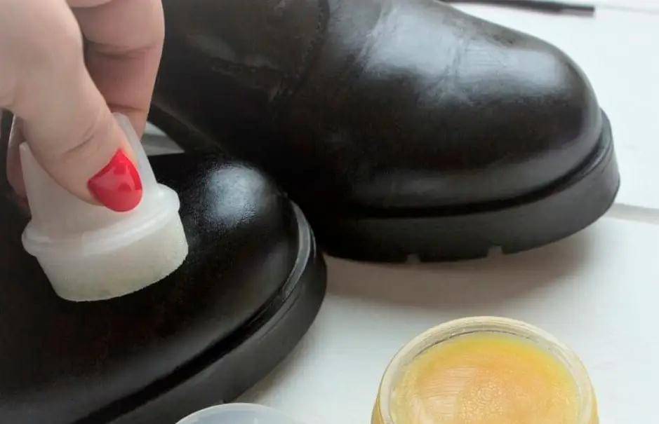 Чим потрібно змастити взуття, щоб не промокало. Корисні поради