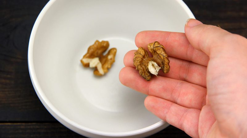 Як швидко почистити волоські горіхи: бабусин секрет