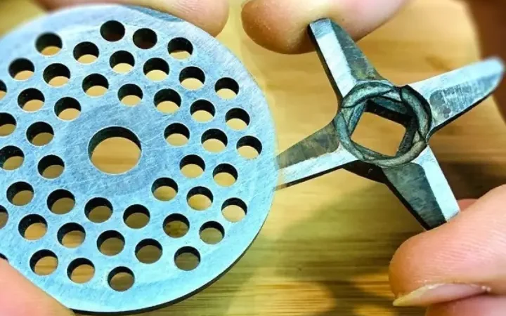 Щоб м’ясорубка добре перемелювала м’ясо потрібно щоб ножі були гострі. Їх зможе заточити кожна господиня