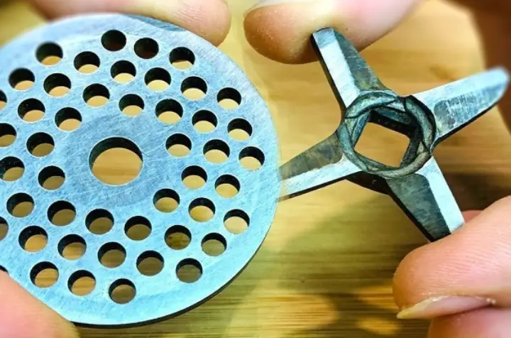 Щоб м’ясорубка добре перемелювала м’ясо потрібно щоб ножі були гострі. Їх зможе заточити кожна господиня