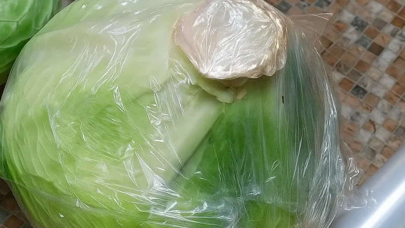Цікавий спосіб, який допоможе зберегти капусту свіжою аж до весни