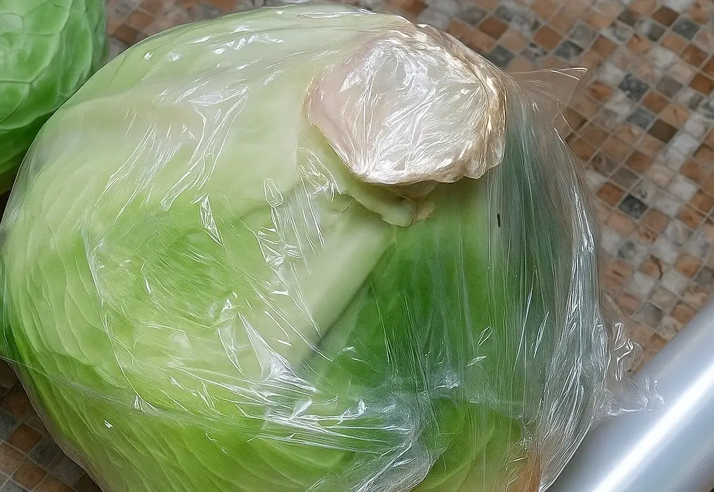 Цікавий спосіб, який допоможе зберегти капусту свіжою аж до весни