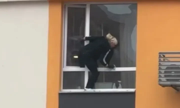 Киянка мила вікно у багатоповерхівці під час ракетного обстрілу: у мережі завірусилося відео